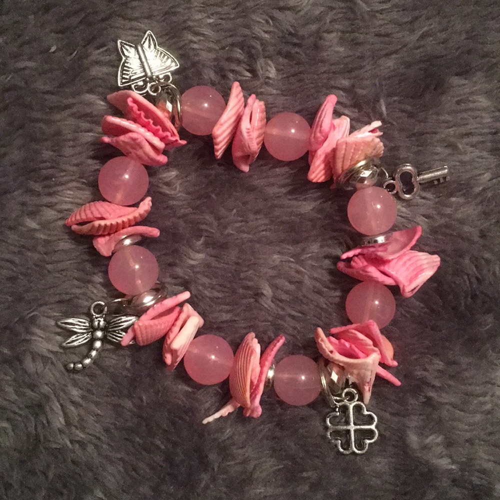 Stylish shell and bead charm bracelet